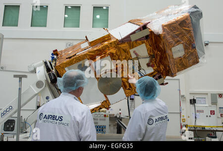 Ottobrunn, Germania. 24 Febbraio, 2015. Il lavoro dello scienziato sul Sentinel-2A, a 400 milioni di euro tv avvolto in film di oro nel corso di una visione di Ottobrunn, Germania, 24 febbraio 2015. La Sentinella-2, come i satelliti Sentinel-1 e Sentinel-3, è parte del Copernico programma di monitoraggio ambientale dall'Agenzia spaziale europea (ESA) e la Commissione europea. Foto: PETER KNEFFEL/dpa/Alamy Live News Foto Stock