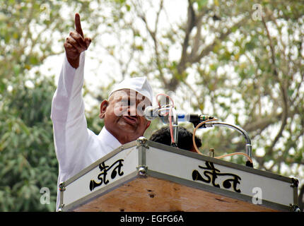 New Delhi, India. 24 Febbraio, 2015. Veterano Gandhian Anna Hazare risolve una manifestazione di protesta contro il governo indiano è controversa l' emendamento di acquisizione di terreni a Nuova Delhi, India, Feb 24, 2015. © Partha Sarkar/Xinhua/Alamy Live News Foto Stock