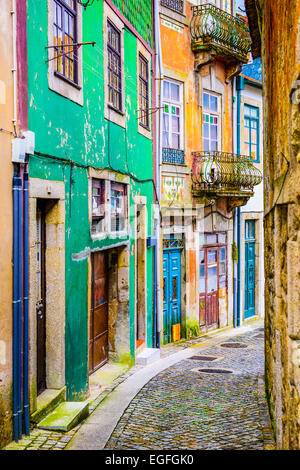 Caratteristico vicoletto in scena a Porto, Portogallo. Foto Stock