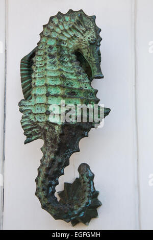 Ornati battenti della porta e il livello di dettaglio su th famose porte di Cartagena storici della città vecchia. Foto Stock