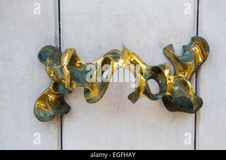 Ornati battenti della porta e il livello di dettaglio su th famose porte di Cartagena storici della città vecchia. Foto Stock