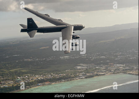 Un US Air Force B-52H Stratofortress bombardiere strategico dal 96Bomba Expeditionary Squadron durante l'esercizio a far fronte a nord, 17 febbraio 2015 al largo di Guam. Foto Stock