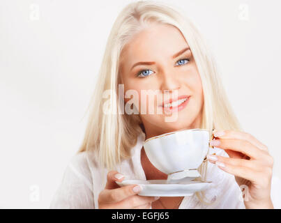 Donna bionda con tazza di tè Foto Stock