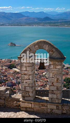 Vista dal castello di Palamidi a Nafplio e Argolikos Gulf, Argolide, Peloponneso, Grecia Foto Stock