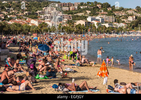 La gente sulla spiaggia di Le Lavandou, Var, PACA (Provence-Alpes-Côte d'Azur), Francia Foto Stock