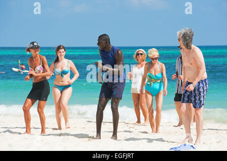 Repubblica Dominicana. Balli Caraibici e zumba sulla spiaggia di Punta Cana. 2015. Foto Stock