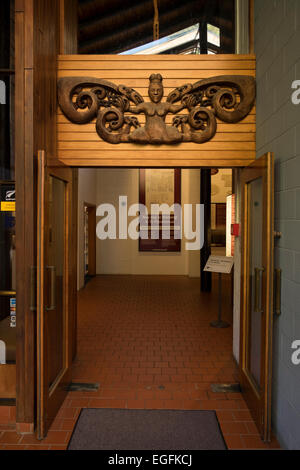 Scultura in legno di Te Aokapurangi sopra la porta al Waitangi del centro visitatori, Nuova Zelanda. Foto Stock