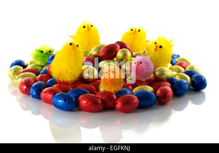 Uova di Pasqua e di pollo isolati su sfondo bianco Foto Stock