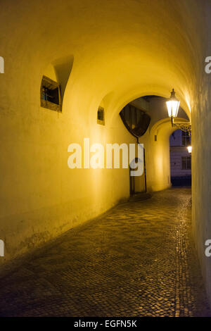 Strada coperta nel centro storico di Praga. Foto Stock