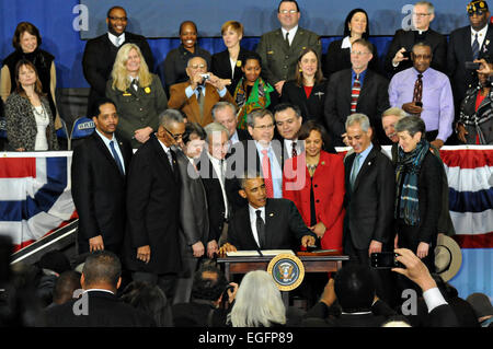 Il Presidente Usa Barack Obama segni il Pullman Monumento Nazionale proclamazione a Gwendolyn Brooks College Accademia preparatoria come sindaco Rahm Emanuel guarda il 19 febbraio 2015 a Chicago, IL. Foto Stock