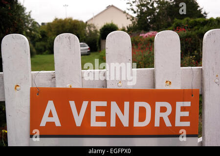 Casa in vendita segno a una recinzione di una casa francese in Bretagna, Francia Foto Stock