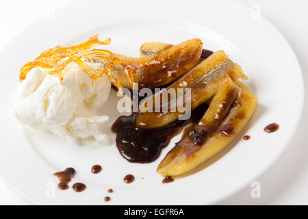 Banane fritte con una salsa di caramello derivata, gelati e zucchero caramellato decorazione. Foto Stock