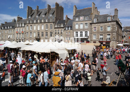 DINAN, Francia - luglio 2014: Molti della folla di persone vestite in costume medievale su un famoso festival dei Cavalieri Foto Stock