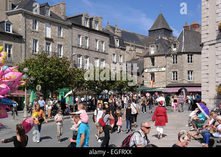DINAN, Francia - luglio 2014: Molti della folla di persone vestite in costume medievale su un famoso festival dei Cavalieri Foto Stock