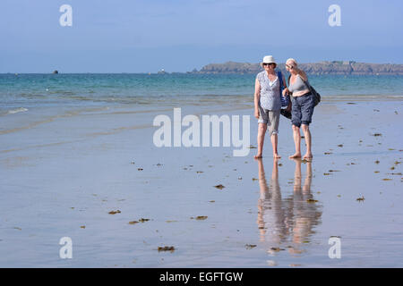 Francia - luglio 2014 Senior a piedi sulla spiaggia onorevoli a seashore di Saint-Malo, Brittany, Francia Foto Stock