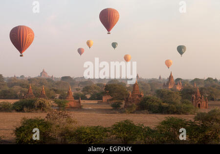 I palloni ad aria calda sopra i templi, stupa e pagode di sunrise, Bagan pianura, Myanmar ( Birmania ), Asia Foto Stock