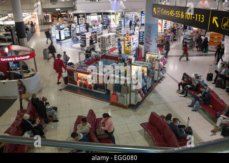 I passeggeri all'Aeroporto di Londra Gatwick North Terminal, West Sussex in febbraio Foto Stock