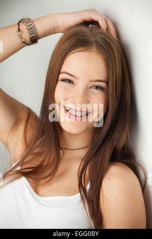 Ritratto di una graziosa quindicenne bambina indossa bretelle. Foto Stock