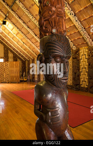 Interno del Te Whare Rūnanga montaggio casa a Waitangi Treaty Grounds, Nuova Zelanda. Foto Stock