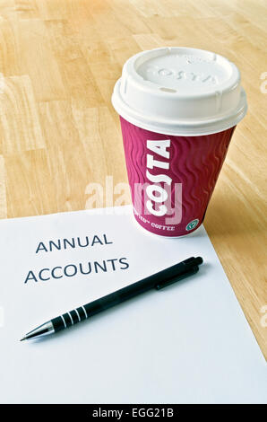 Tazza di caffè Costa in un ambiente di ufficio Foto Stock