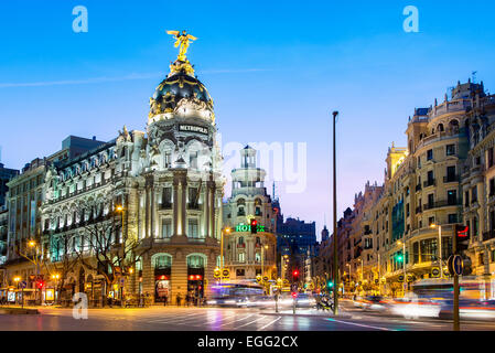 Madrid, metropoli edificio e Gran Via di notte Foto Stock