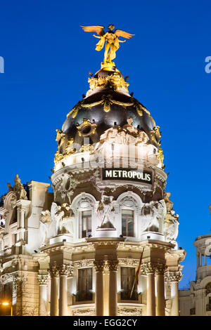 Madrid, metropoli edificio e Gran Via di notte Foto Stock