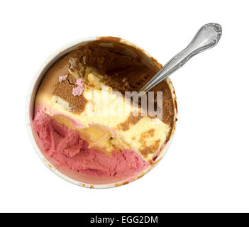 Vista superiore del napoletano il gelato in un contenitore aperto con un cucchiaio inseriti sulla cima di uno sfondo bianco. Foto Stock