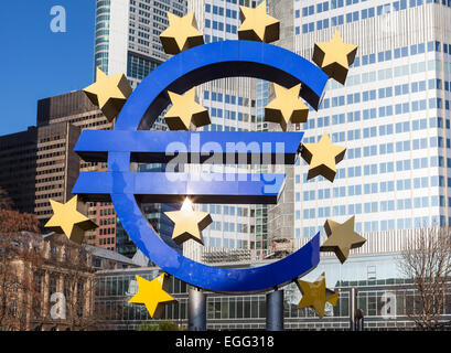 Il simbolo dell'euro al di fuori della Banca centrale europea sede a Francoforte. Foto Stock