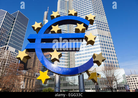 Il simbolo dell'euro al di fuori della Banca centrale europea sede a Francoforte. Foto Stock