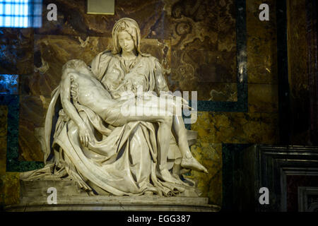 Roma, Italia - 04 Gennaio 2015: la Pieta' il famoso Michelangelo per il lavoro dentro la chiesa di san Pietro a Roma Italia Foto Stock