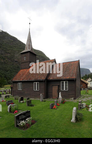 Flam chiesa risalente al 1670, Flamsdalen Valley, Flam village, Sognefjorden, Fiordi Occidentali, Norvegia, Scandinavia, Europa. Foto Stock