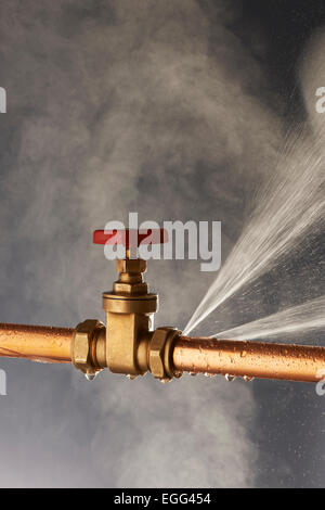 Plumbing perdite a raffica tubo con rubinetto Foto Stock