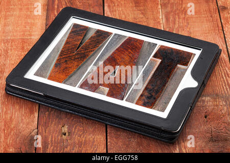 Iva (imposta sul valore aggiunto) - testo in tipografia tipo legno blocchi di stampa su una tavoletta digitale Foto Stock