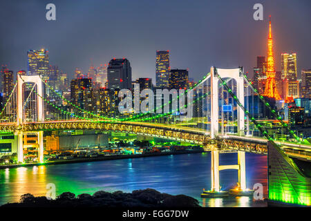 Lo skyline di Tokyo con la Tokyo Tower e il Rainbow Bridge. Tokyo, Giappone. Foto Stock