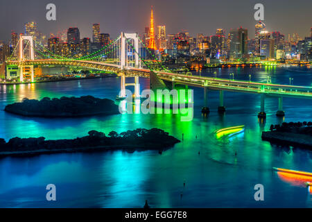Lo skyline di Tokyo con la Tokyo Tower e il Rainbow Bridge. Tokyo, Giappone. Foto Stock