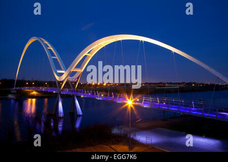 La Infinity Bridge a Stockton-on-Tees, Inghilterra, di notte Foto Stock