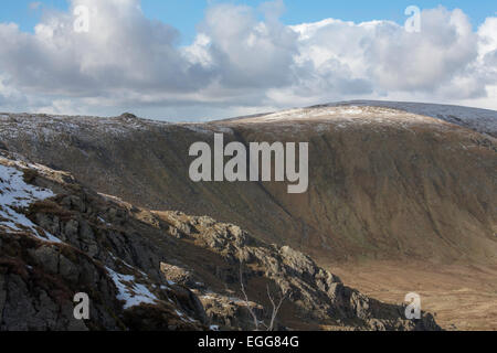 Il cloud passando attraverso la Snow capped vertice di Ullscarf da vicino Codale testa alta sollevare Grasmere Foto Stock