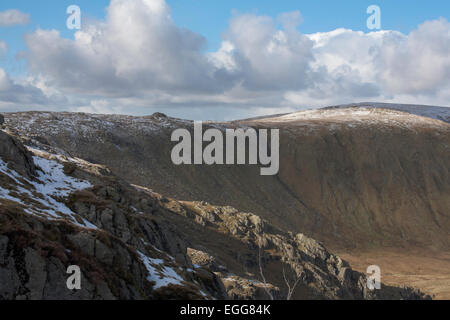 Il cloud passando attraverso la Snow capped vertice di Ullscarf da vicino Codale testa alta sollevare Grasmere Foto Stock