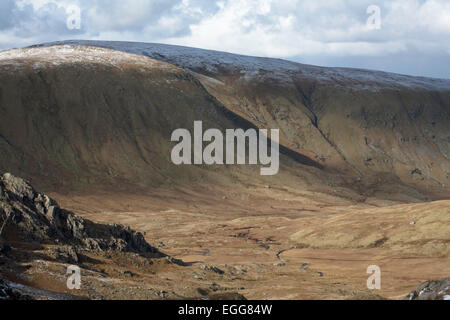 Il cloud passando attraverso la Snow capped vertice di Ullscarf da vicino Codale testa alta sollevare Grasmere Foto Stock