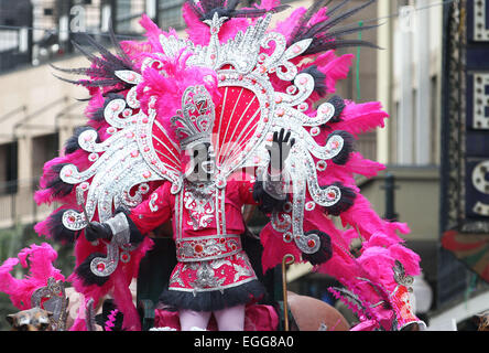 New Orleans, Louisiana, Stati Uniti d'America. Xvii Feb, 2015. Il re del Krewe di Zulu sfilata nel febbraio 17, 2015 a New Orleans, Louisiana, Stati Uniti d'America. Le sfilate sono parte della zona del Martedì Grasso Mardi Gras celebrazioni. © Dan Anderson/ZUMA filo/Alamy Live News Foto Stock