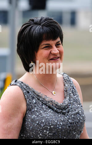 Belfast, Regno Unito. 30/03/2012 - Arlene Foster arriva a Belfast è £97M Titanic Centro visitatori come essa detiene un pre-lancio cena di gala. Foto Stock