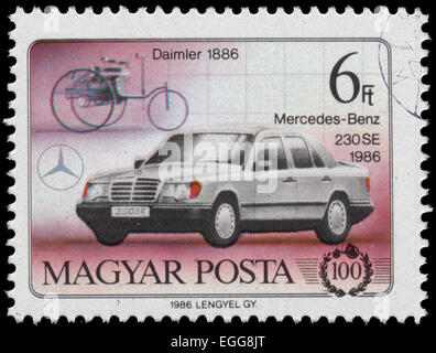 Ungheria - circa 1986: timbro stampato in Ungheria, dedicato al centenario della vettura, mostra Daimler 1886 e Mercedes-Ben Foto Stock