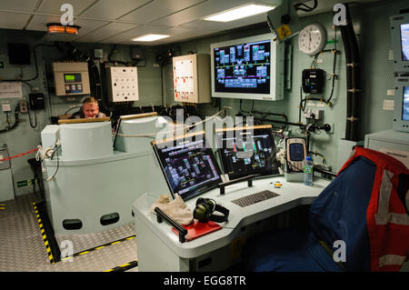 Engineering sala di controllo in HMS Dragon, un tipo 45 cacciatorpediniere e le più avanzate in UK Royal Navy fleet. Foto Stock