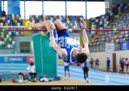 ISTANBUL, Turchia - 21 febbraio 2015: atleta greco Georgios Tessaromatis salto in alto durante la Balkan atletica campionati Indoor Foto Stock