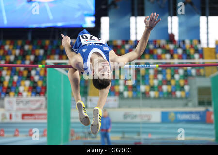 ISTANBUL, Turchia - 21 febbraio 2015: atleta greco Georgios Tessaromatis salto in alto durante la Balkan atletica campionati Indoor Foto Stock