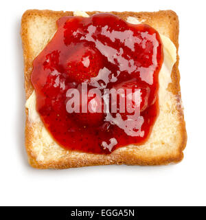 Toast con burro e marmellata di fragole su sfondo bianco Foto Stock