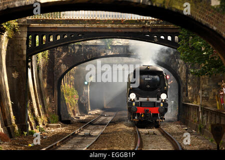 Il mare di Weymouth Express passa Giardini Sidney come esso lascia il bagno Spa Foto Stock