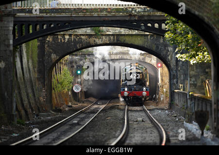 Il mare di Weymouth Express passa Giardini Sidney come esso lascia il bagno Spa Foto Stock