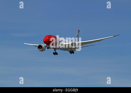 B788 Boeing 787-8 Dreamliner EI-LNA - Norwegian Air (Sonja Henie livrea) sull'approccio finale all'aeroporto di Copenaghen, CPH, da Oslo, Norvegia. Foto Stock