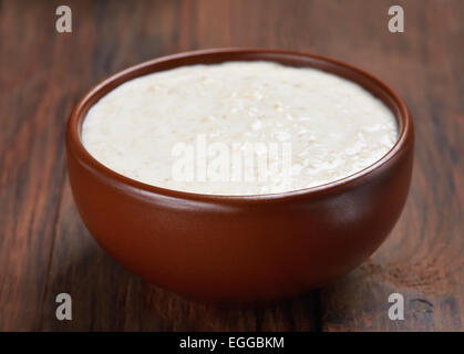 Farina di avena porridge nel recipiente di ceramica, vista ravvicinata Foto Stock